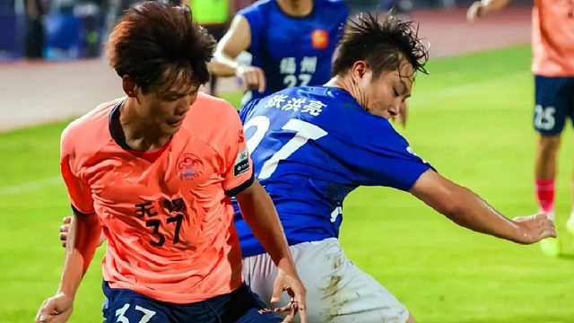 苏超拼抢名场面！3人同时放铲加用脸挡球，如此足球怎能不爱？