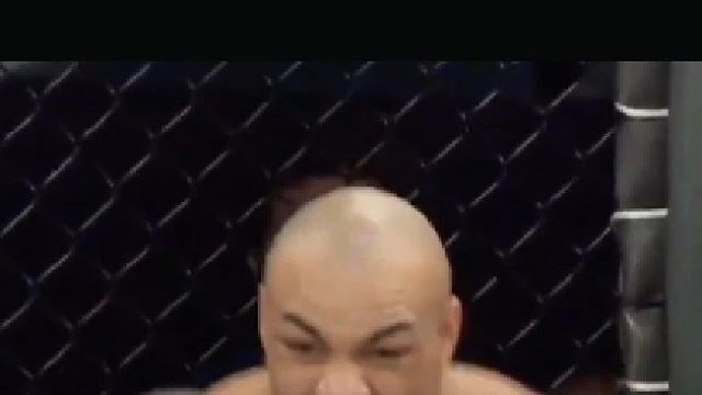 每次打比赛都往死里打，这个疯子终于遇上正义使者，被一拳打躺尸