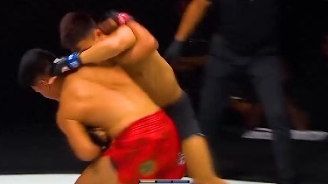 农名工拳王杀入国际擂台，5战5胜5场KO，让老外彻底看傻眼！