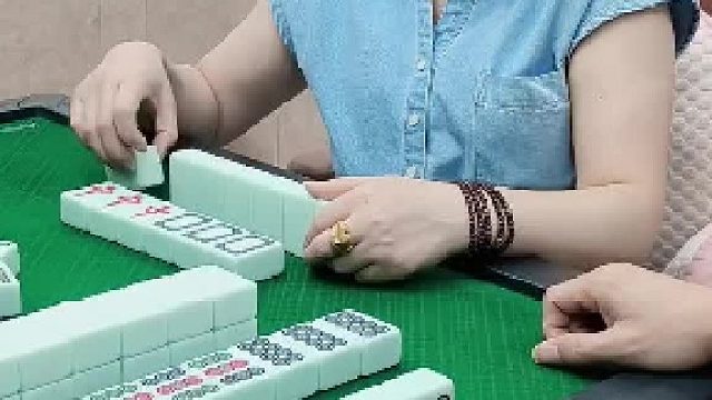 哦吼！列小姐姐借火成功。卡五星规则。杠牌可以亮倒吗？