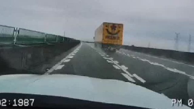 开车的时候，副驾不要说话！