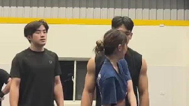 拉拉队女生与男队友配合，展现出年轻人青春和力量