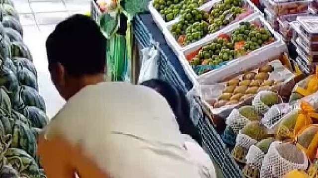 码放整齐的400斤西瓜突然滚落，店家：全毁了摔烂的瓜最后亏本