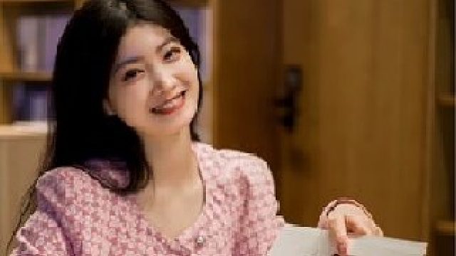 又到了在玻璃窗哈气书写她名字的季节