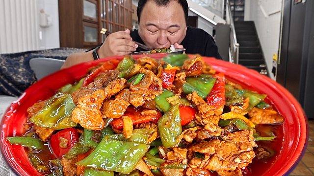 阿强馋了，做了份辣椒炒肉，辣爽过瘾，无敌下饭，这次过瘾啦！