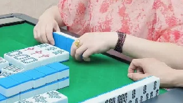 哦吼！小姐姐有火大哈！列牌借火成功了…