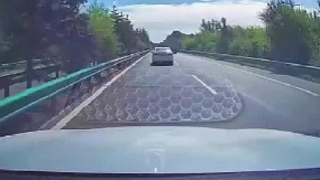 刻意保持安全距离，对方突然加塞导致追尾！