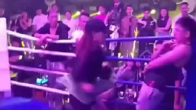 她以为自己很厉害，打女人应该没问题，但是千万别膨胀去挑战男人