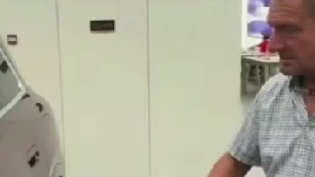 外国友人测试中国汽车科技，这功能对洁癖者很友好。