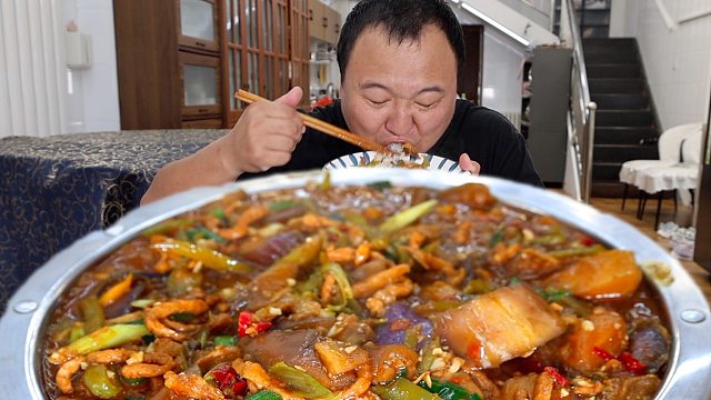 阿强馋了，做了份辣椒炒肉，辣爽过瘾，无敌下饭，这次过瘾啦！