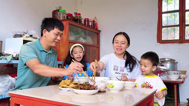 一家四口在农村，简单平凡的生活，媳妇做饭，老公洗碗，让人羡慕