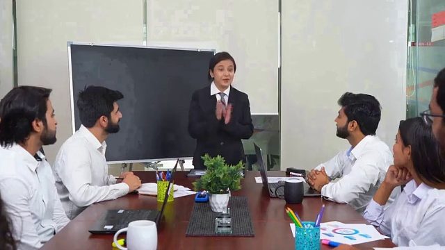 只有女人精心地爱自己，才会在男人面前，在世界面前有所收获；