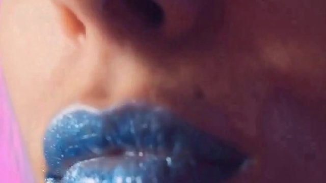 想让眼部的妆容出挑诱人，用颜色鲜艳的眼线笔是最易行和见效的办法。