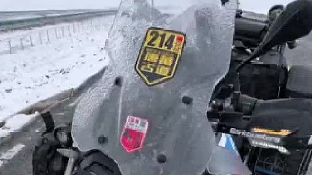 小伙正看自己的车 意识到危险不断靠近 小伙：无人区不要轻易停车