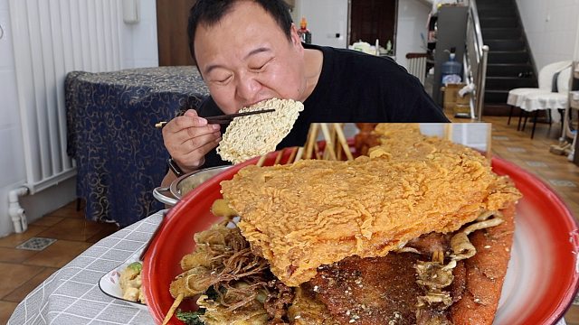 网友推荐的良子老师同款泡面，配点炸串和炸鸡，大块朵颐超过瘾！