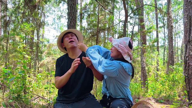 小夫妻上山捡菌，媳妇逼老公“喝奶”，看看到底什么味道