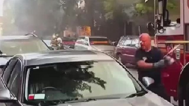 纽约消防绝不惯着你：车停在消防栓边上的后果！