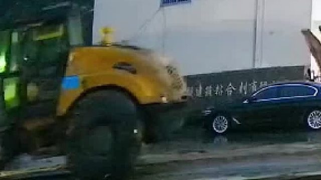 压路机固定不牢滑落 后方挖掘机一动作救场 网友：挖机也受伤不轻