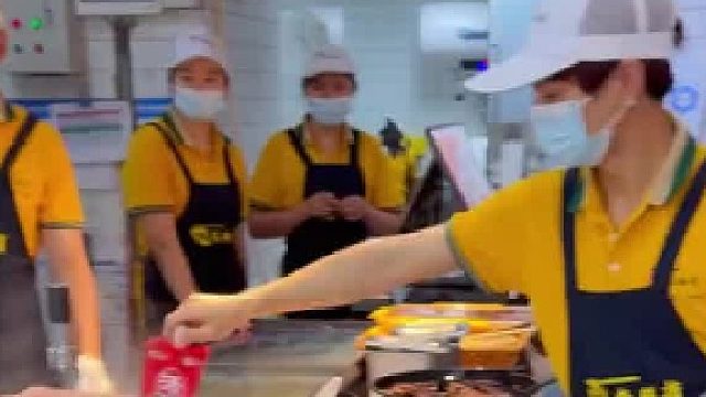 创始人巡店发现店员出粉慢 当场重新教学“15秒钟就能出一碗粉”