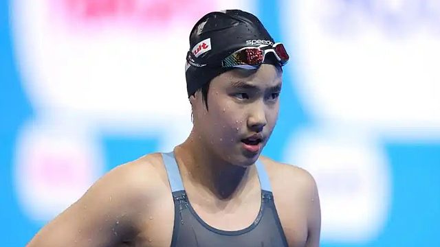 太燃了！混合泳硬刚世界冠军，结果12岁于子迪上演最疯狂冲刺