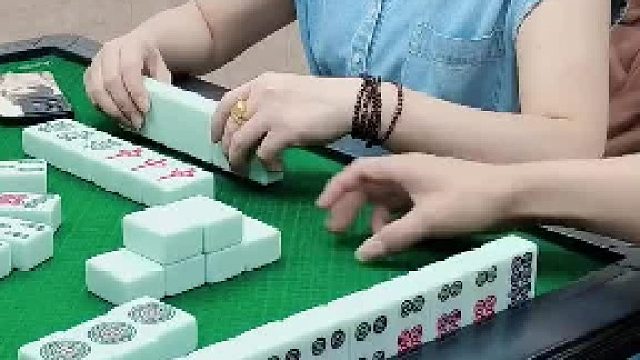 哦吼！列小姐姐的手有刺。一摸杠开了……