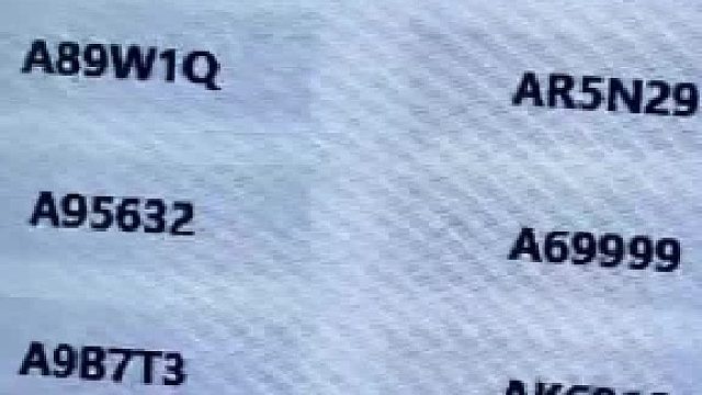 车主选号现场 得亏看一眼差点让跑 网友：放这么多炸不要非要顺子