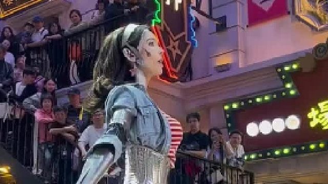 开始还以为是真机器人呢！仔细看原来是真人！