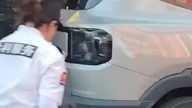 男子停车路边的争执：保安强行锁车引发冲突！