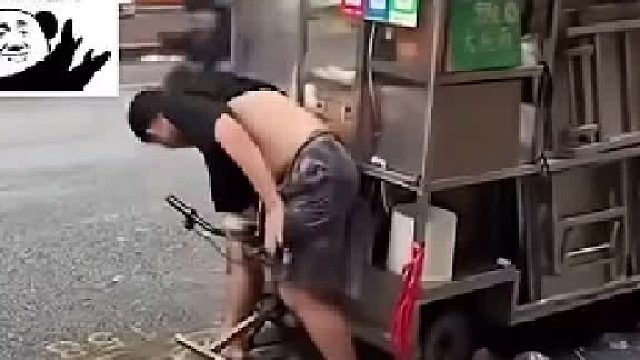 男子在街头摆摊，留下满地的狼藉