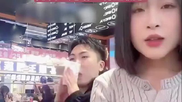 女生和男友玩谁动谁买单，没想到男友竟然做出这样的举动！网友：她明显慌了