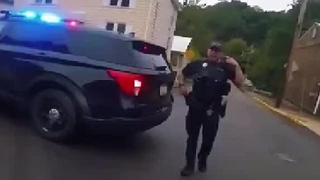 骑行无故被拦截，美国公民怒怼美国老警，真过瘾！