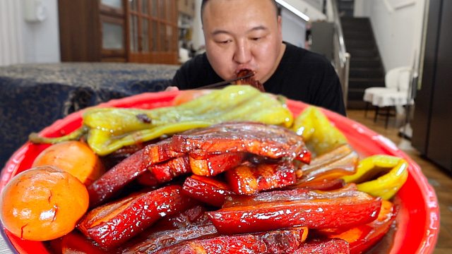 好久没吃把子肉了，今天必须吃个够，大口干饭的感觉太过瘾啦！