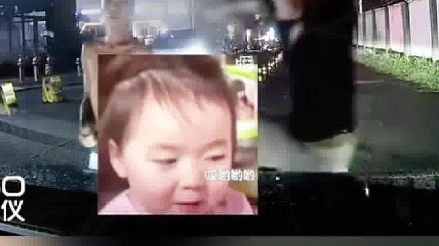 精神小伙拦车挑衅，朋友果断出脚……