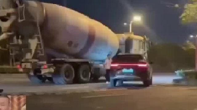 开车这么多年，就记住一句话 不管谁占理 千万别跟大车较劲 别赌那气