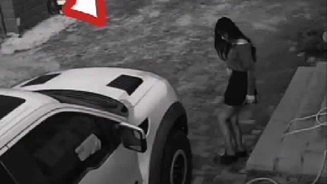 我看明白了是进去加油的