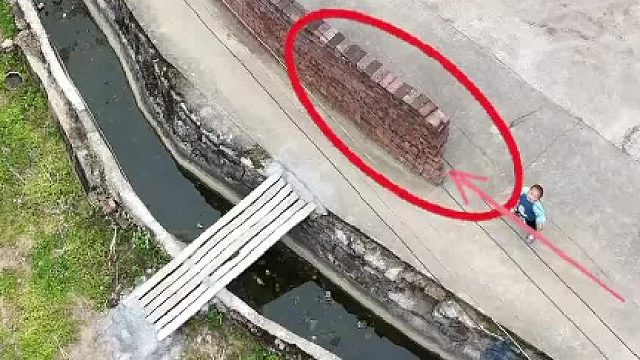 一条村道眼看就可以直直的修过去，只因房主家的土地不肯相让，还砌了围墙，这种情况如何是好？