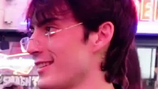 第一个女的眼神藏不住了，