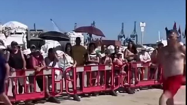 国外民间抓旗比赛，抓到就有10万奖励