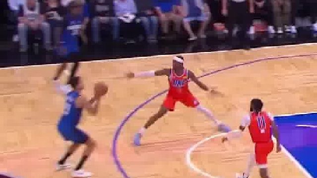 接球跃起弧外，远投空心穿网！