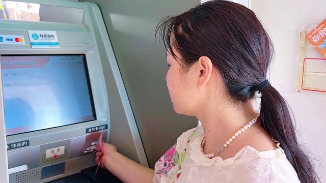 媳妇怀疑家里钱不对，拿老公银行卡跑去查账，结果还真有意外发现