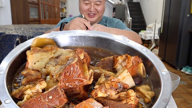 不知道该吃啥，简单兑付一口，来个红烧牛肉面吧，吸面超过瘾！