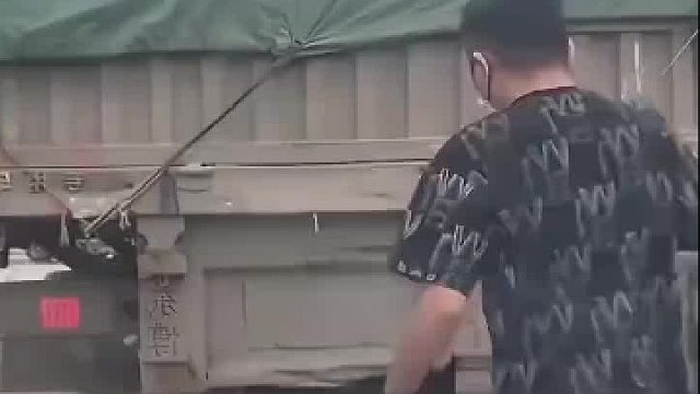 前车遮挡车牌，男子下车清理干净