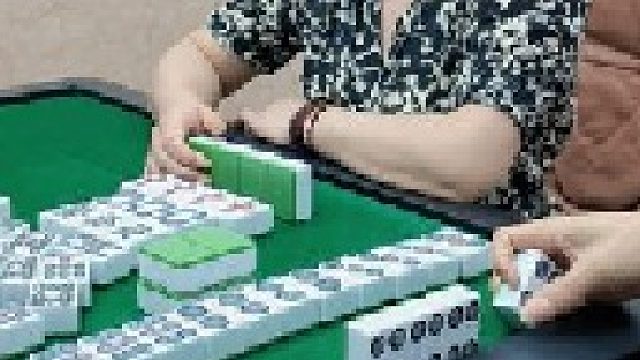 哦吼！小姐姐别聊天了。搞的我又差张牌？