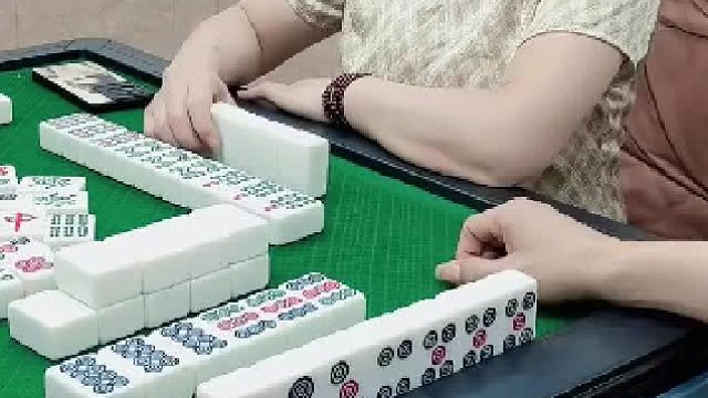 哦吼！这位小姐姐的有人认识吗？我只想知道她是哪个塆的…