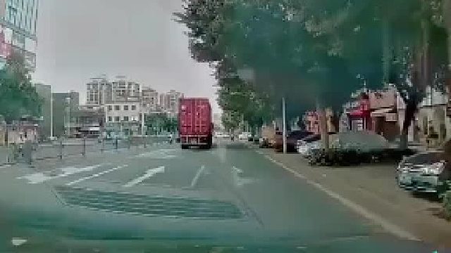 女司机车窗上安窗帘，这是觉得后视镜没用是个摆设吗？