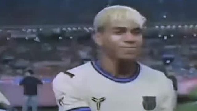 亚马尔跟韩国球迷亲吻礼后偷偷用球衣擦嘴巴