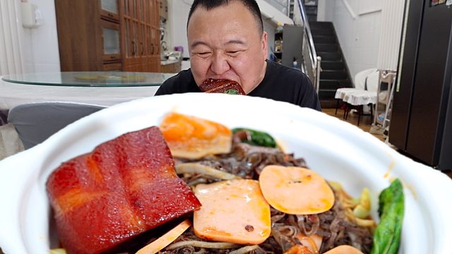 天气太热，来一碗热气腾腾的毛血旺吧，香辣过瘾，下饭神器。