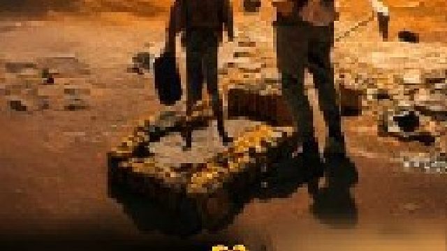 寻宝人野外捡到陨石，砸开内核显能量流动疑似太空宝石