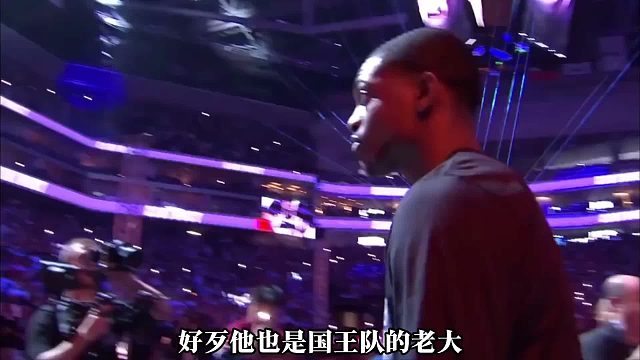 福克斯的一些小举动，展现了他温暖的男孩气质