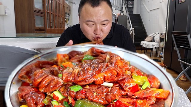 买了14斤肥肠，阿强做辣炒肥肠，软糯q弹，吸肥肠就跟面条一样